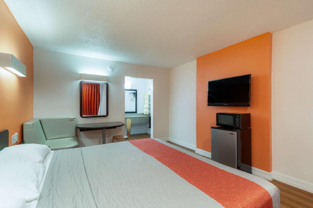 King Room with Roll-in Shower - Disability Access - Non-Smoking interior