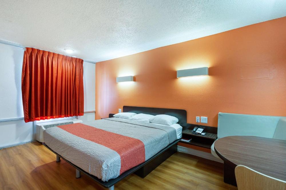 Deluxe King Room - Non-Smoking interior