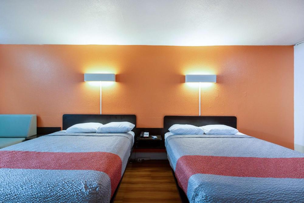 Deluxe Queen Room with Two Queen Beds - Non-Smoking interior